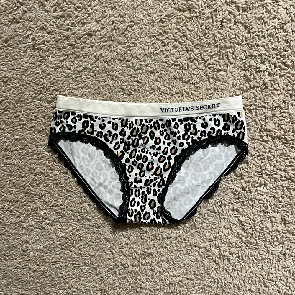 NWT Victoria’s Secret Cream, Black & Tan Leopard Print Hiphugger Panty
